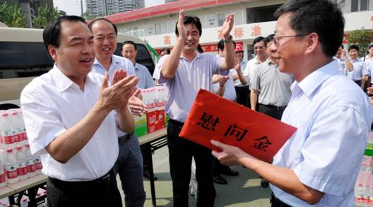 C:Documents and SettingsAdministrator桌面唐良智慰问武汉鹦鹉洲桥建设者唐良智送清凉3.JPG